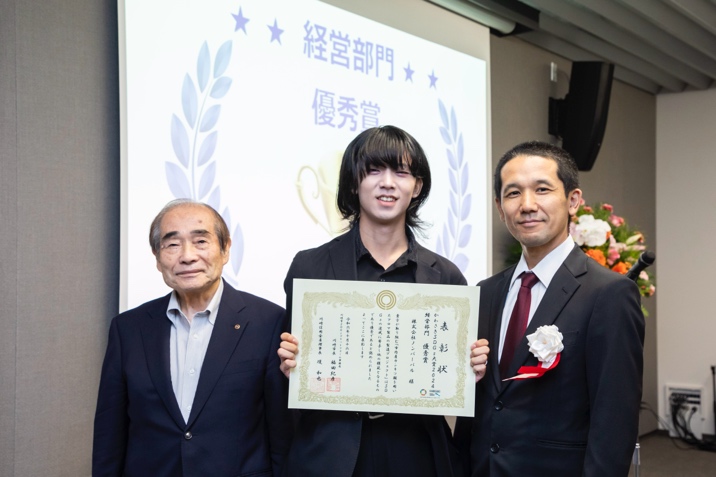 スーツを着た男性たち 自動的に生成された説明