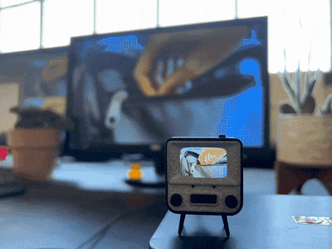 日本初進出！本当に映る指先サイズの世界一小さなテレビ「TinyTV 2