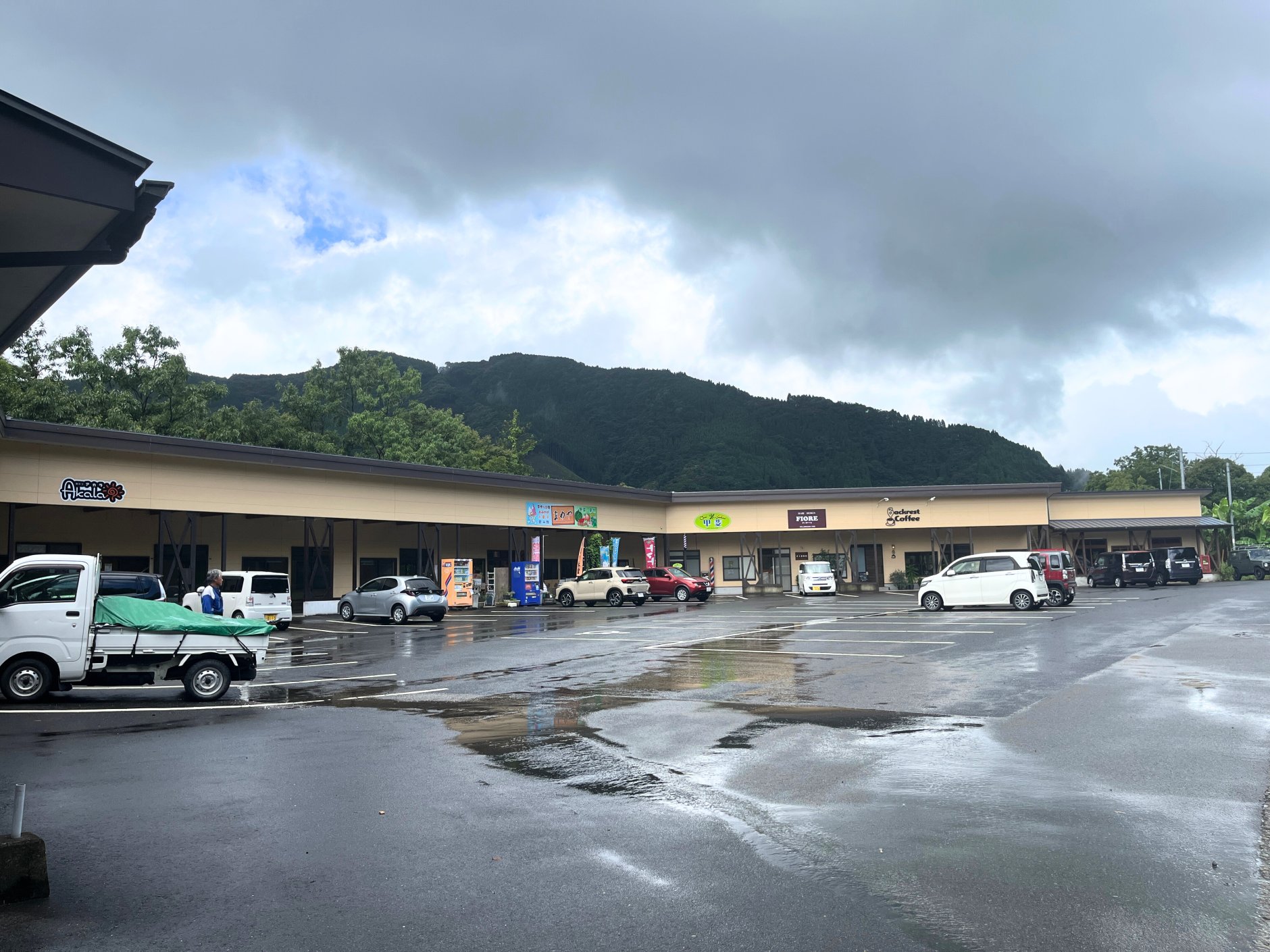 宮崎県日之影町の国道沿いにある複合施設「元気村」が12坪のテ…
