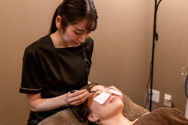 大阪府内でネイル・ヘアメイク・まつ毛エクステなど様々なサー…