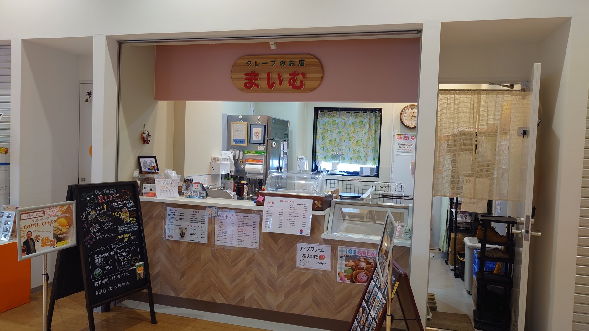 富山県滑川市の駅に隣接する施設で数十種類のメニューを提供す…