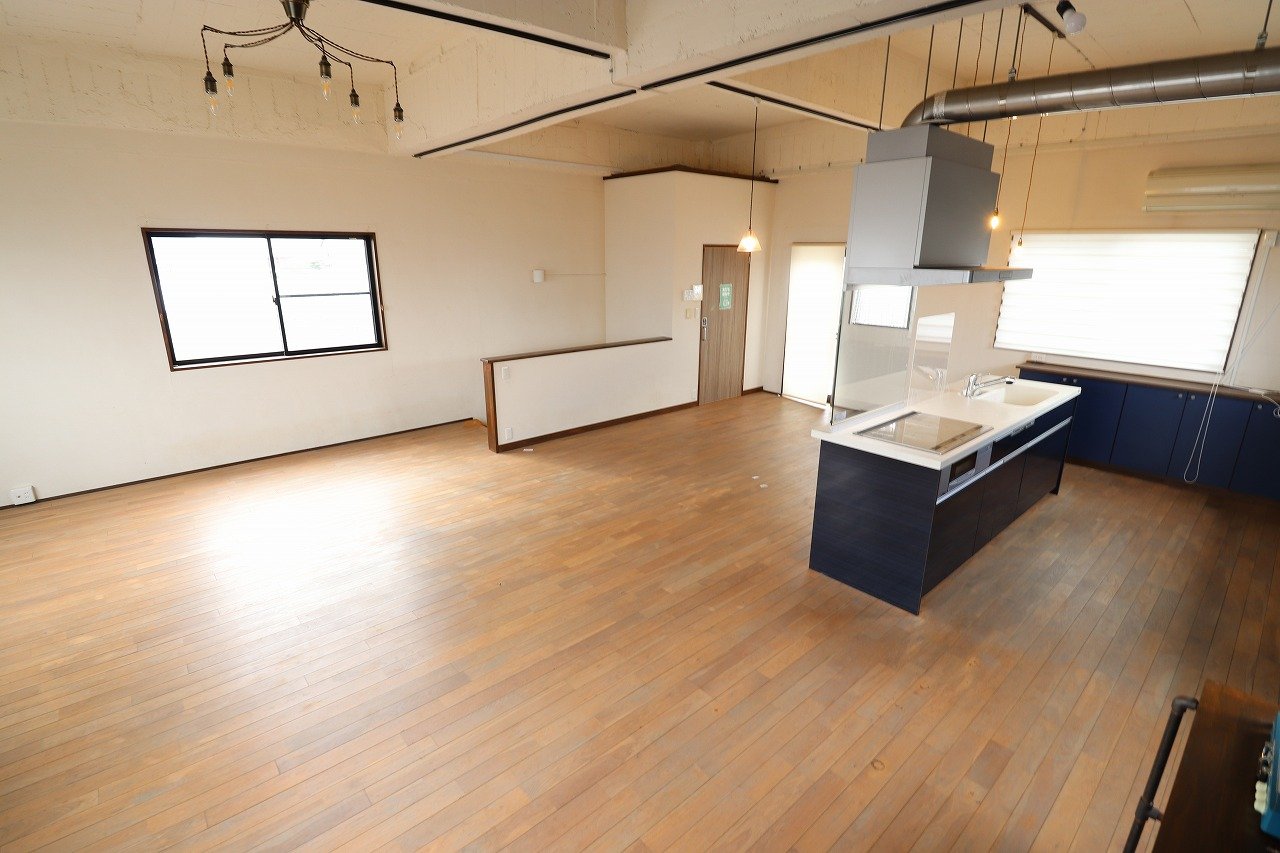 宮崎県延岡市の洋菓子店「BLUE OWL延岡山下店」が店舗兼住宅を…