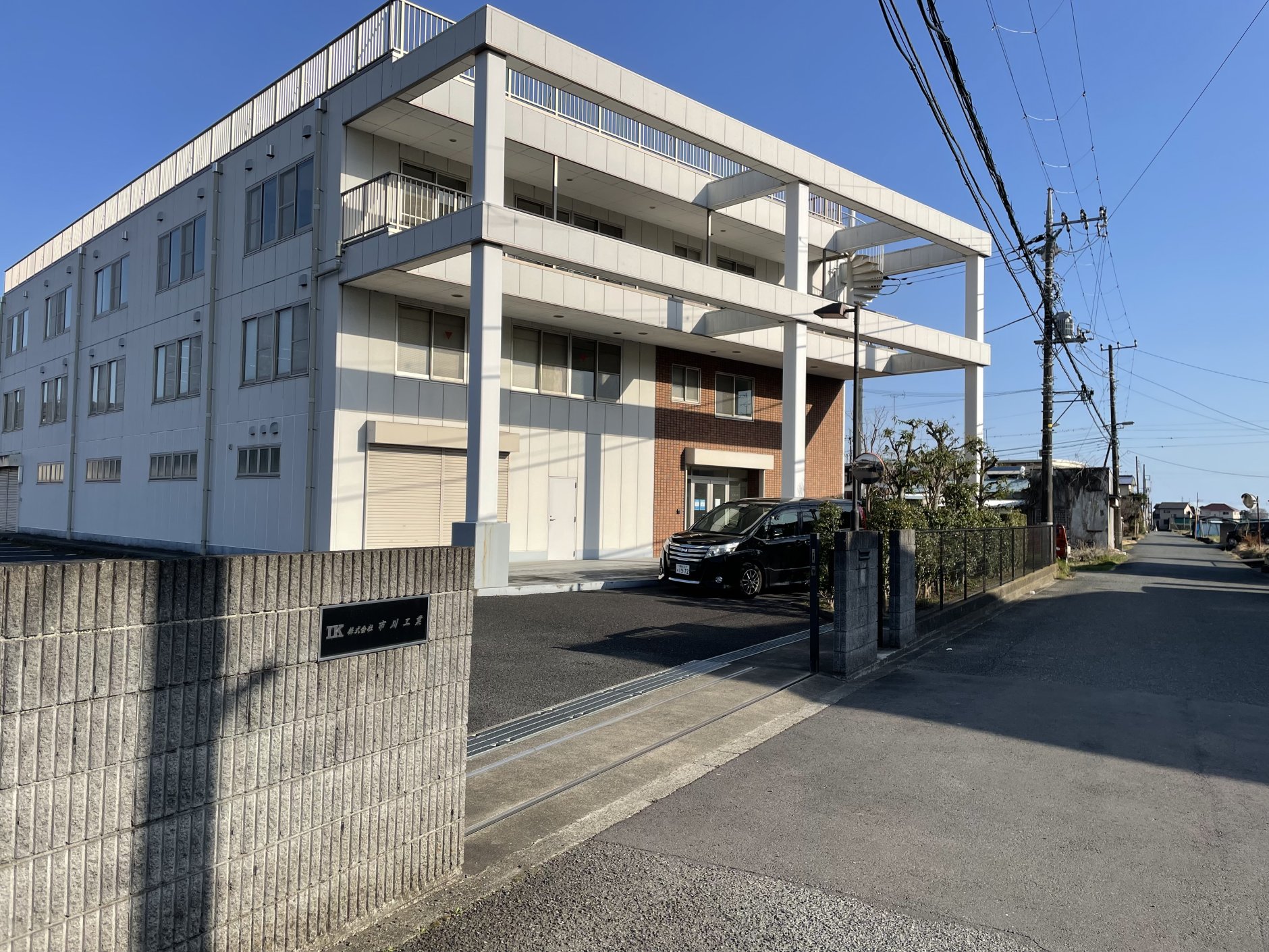 「株式会社市川工業」が神奈川県小田原市の3階建てオフィスビル…