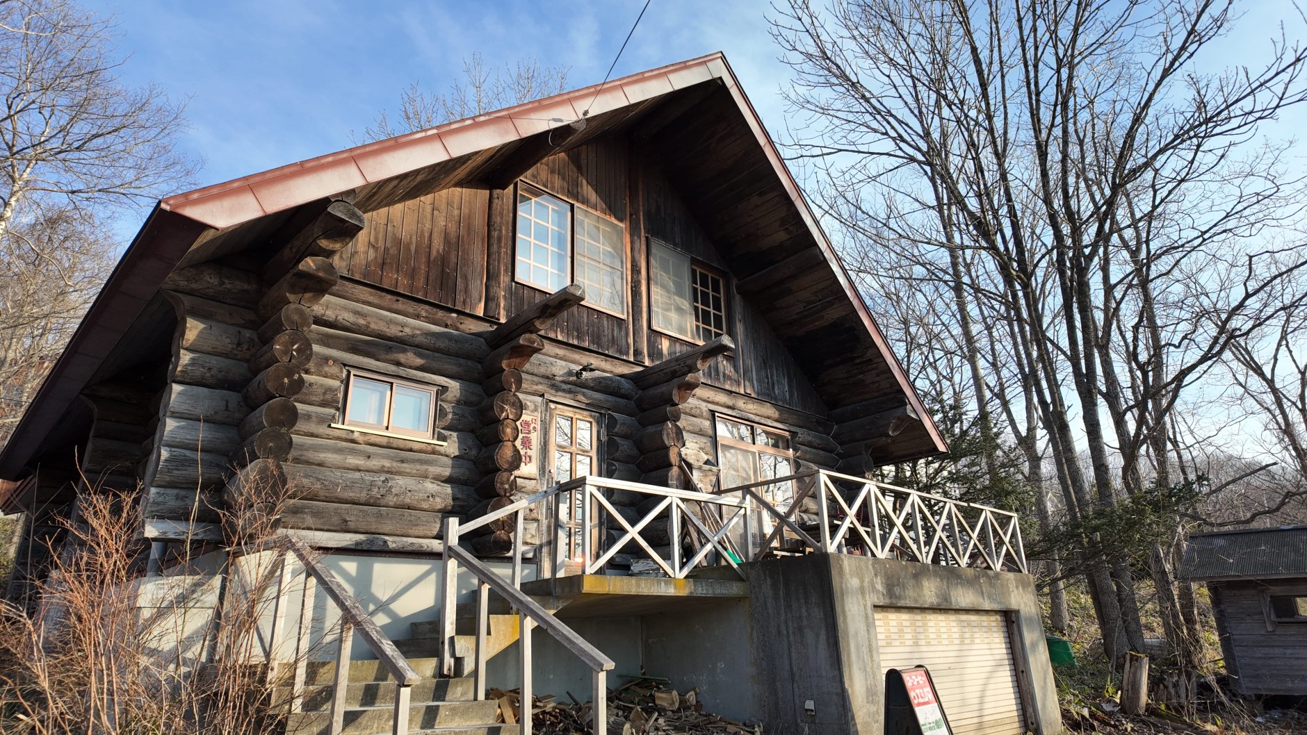 湖畔のログハウスで営む手作りソーセージとケーキの店、北海道…
