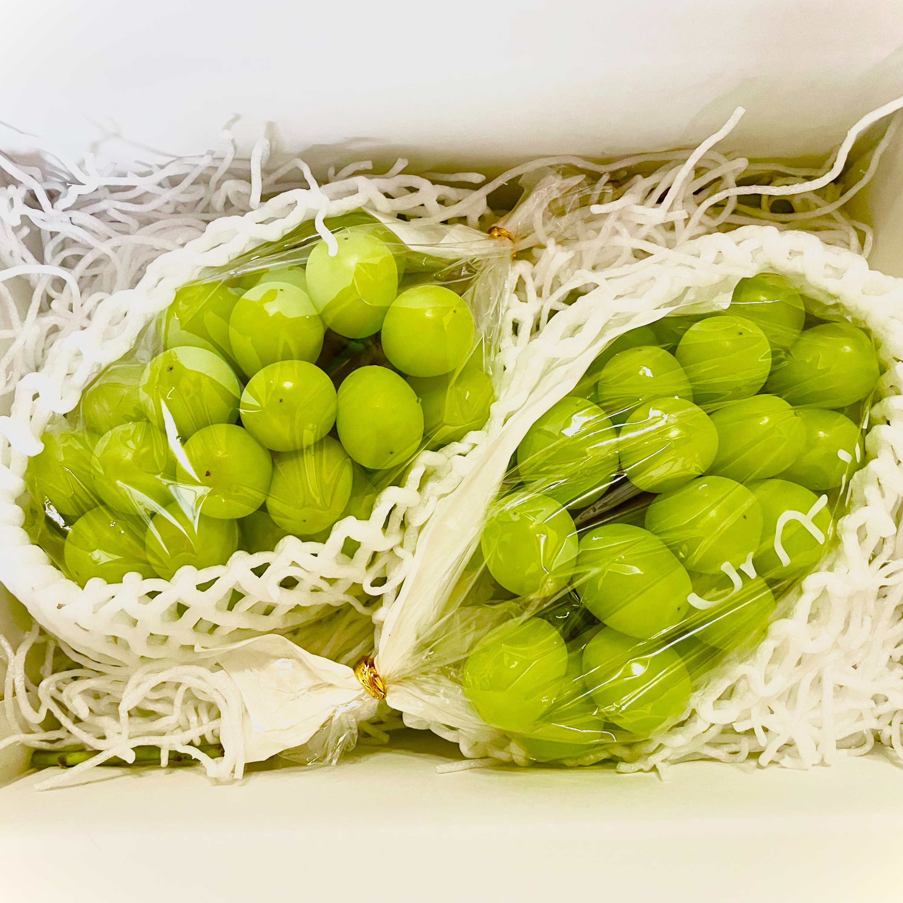 農薬節約栽培】 種なしシャインマスカット2房(約900g) 山梨県産 | 果物