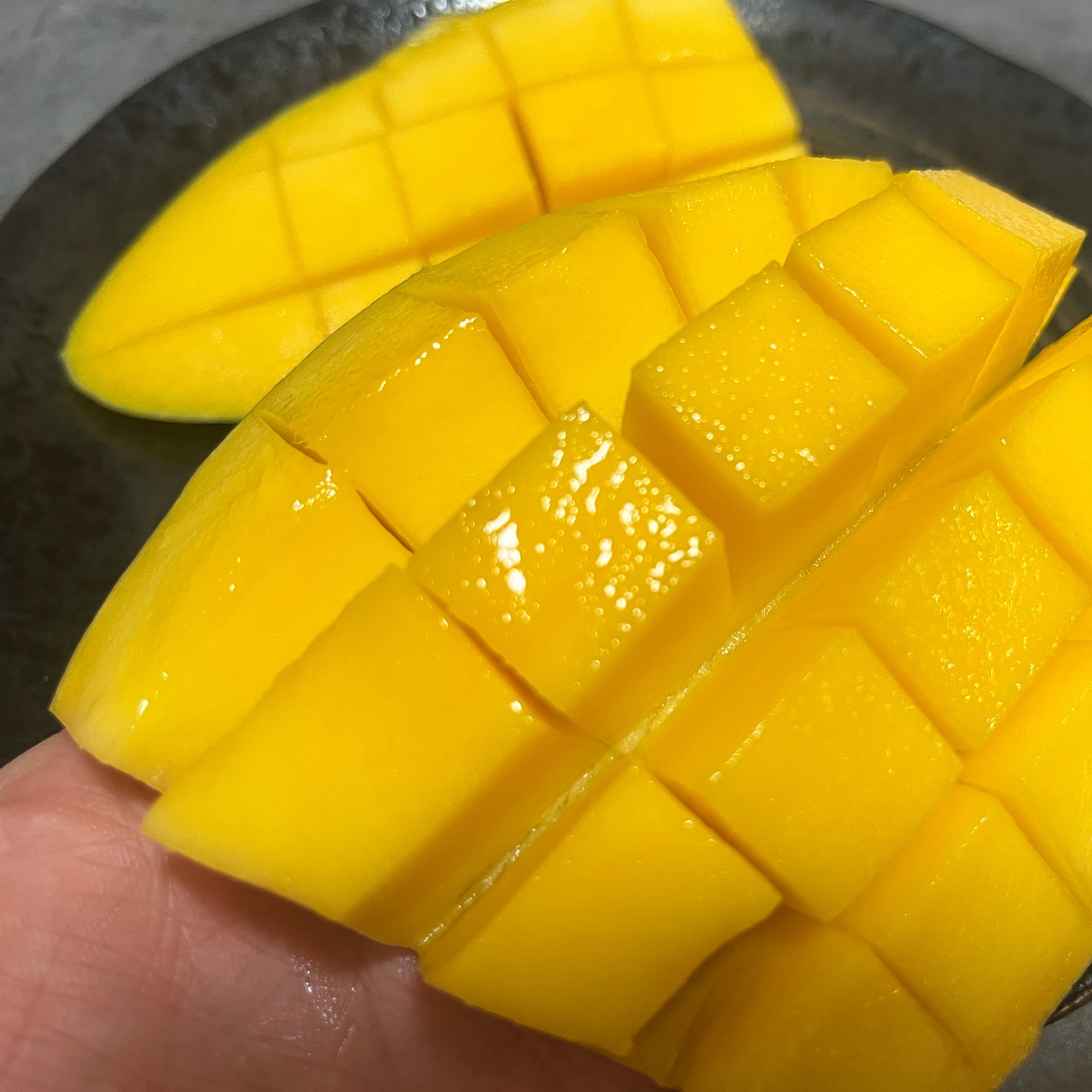 沖縄産★金煌マンゴー6個(約2kg)クール発送 希少〉金煌(きんこう)マンゴー 2Kg(2玉前後)～ ※傷あり！ ｜ 果物