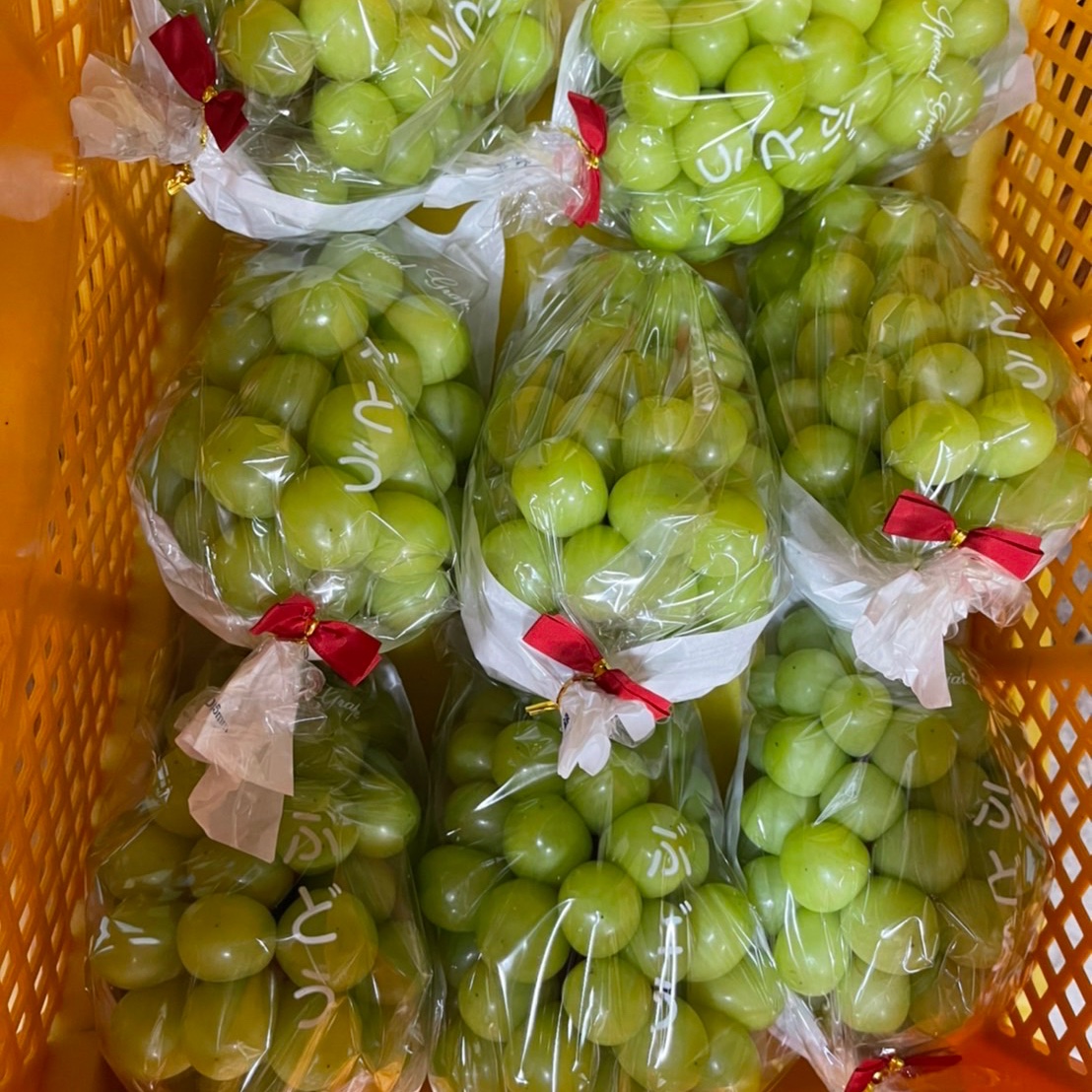 超特大房特選シャインマスカット 2.7キロ以上3房入大粒大房！ | 果物