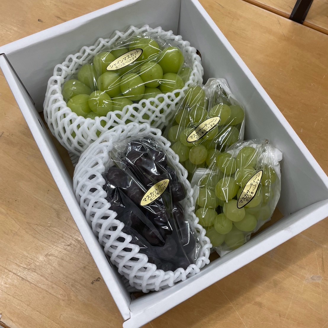 シャイン系3種詰合計1.7キロ マスカットノワール、マスカサーティーン