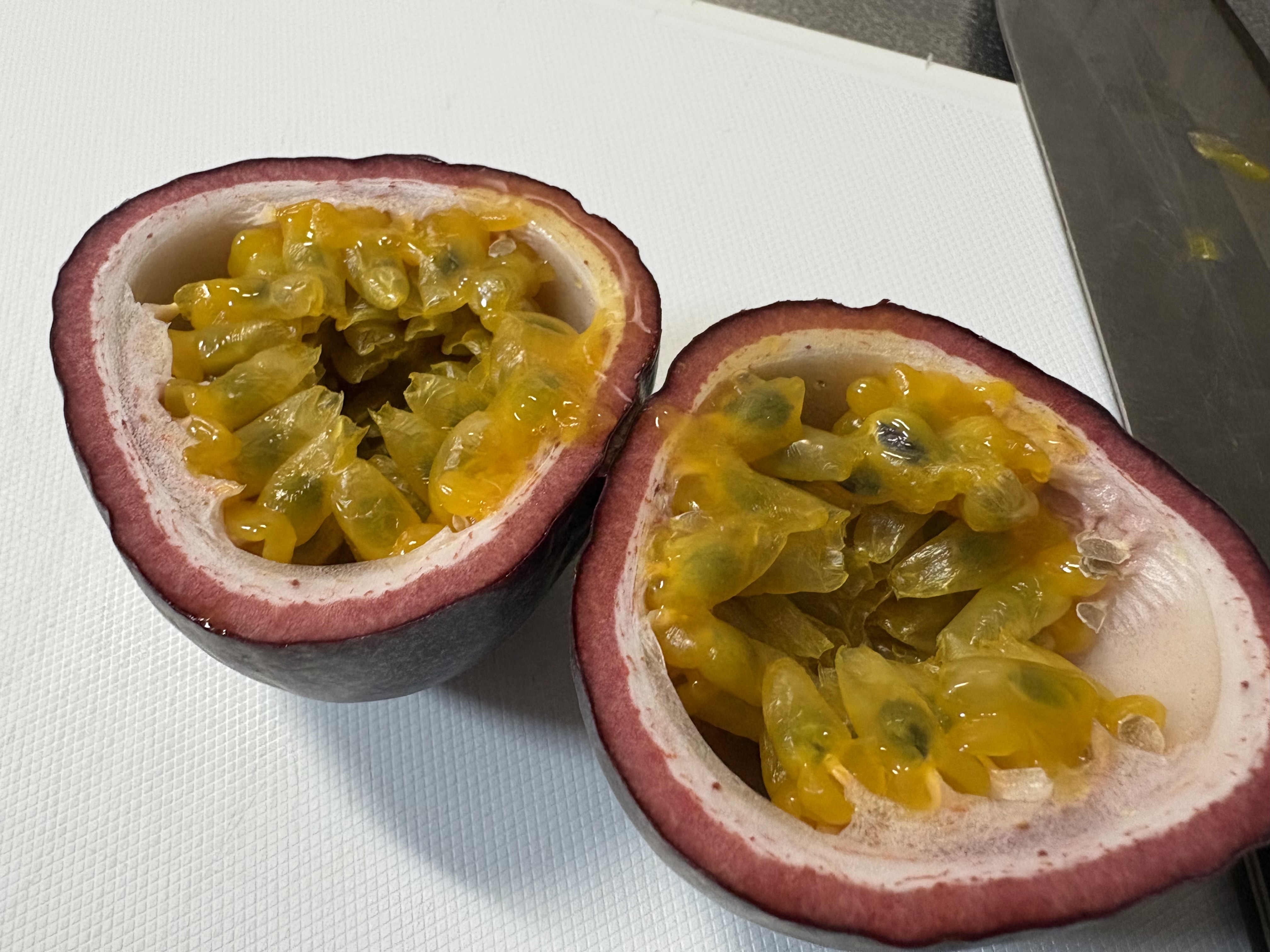 沖縄県産 新鮮パッションフルーツ中身冷凍1キロ 沖縄県産 新鮮パッションフルーツ中身冷凍1キロ