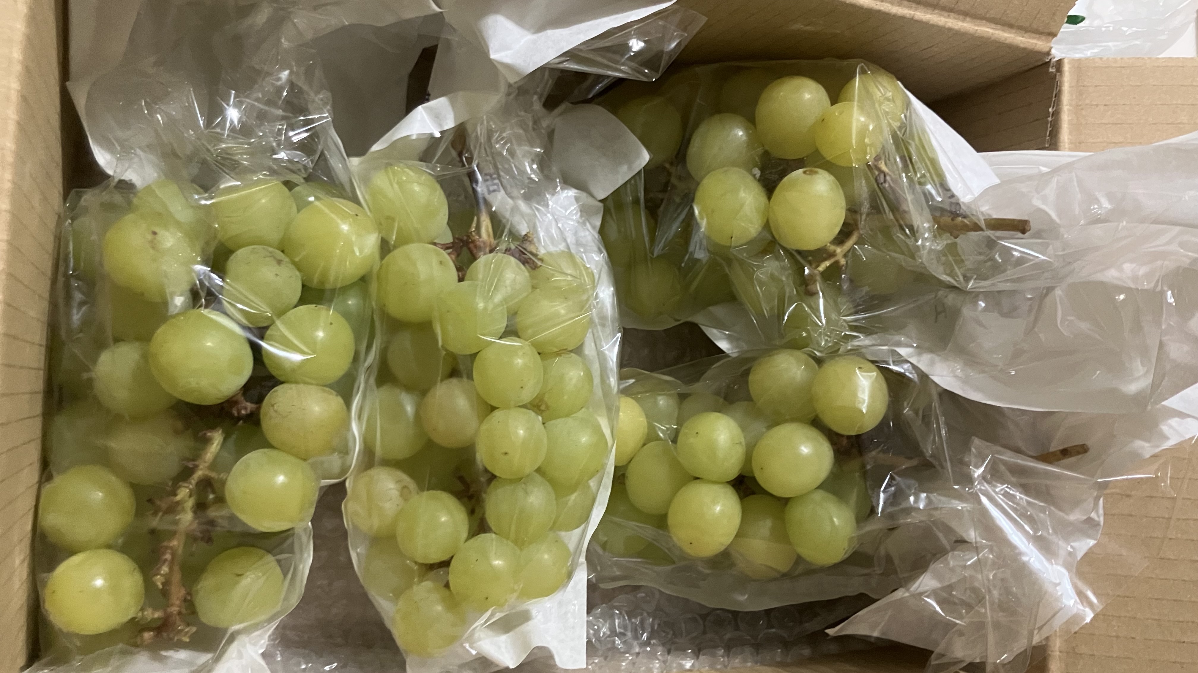 減農薬栽培】シャインマスカット 約1kg（3～4房）※粒の大きさ・数 