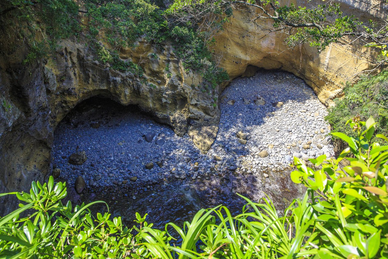 T. Hamada On the sand ヴァイオレットの場所 Secret Cave (Ryugukutsu) And Sand Ski Area - Guidoor