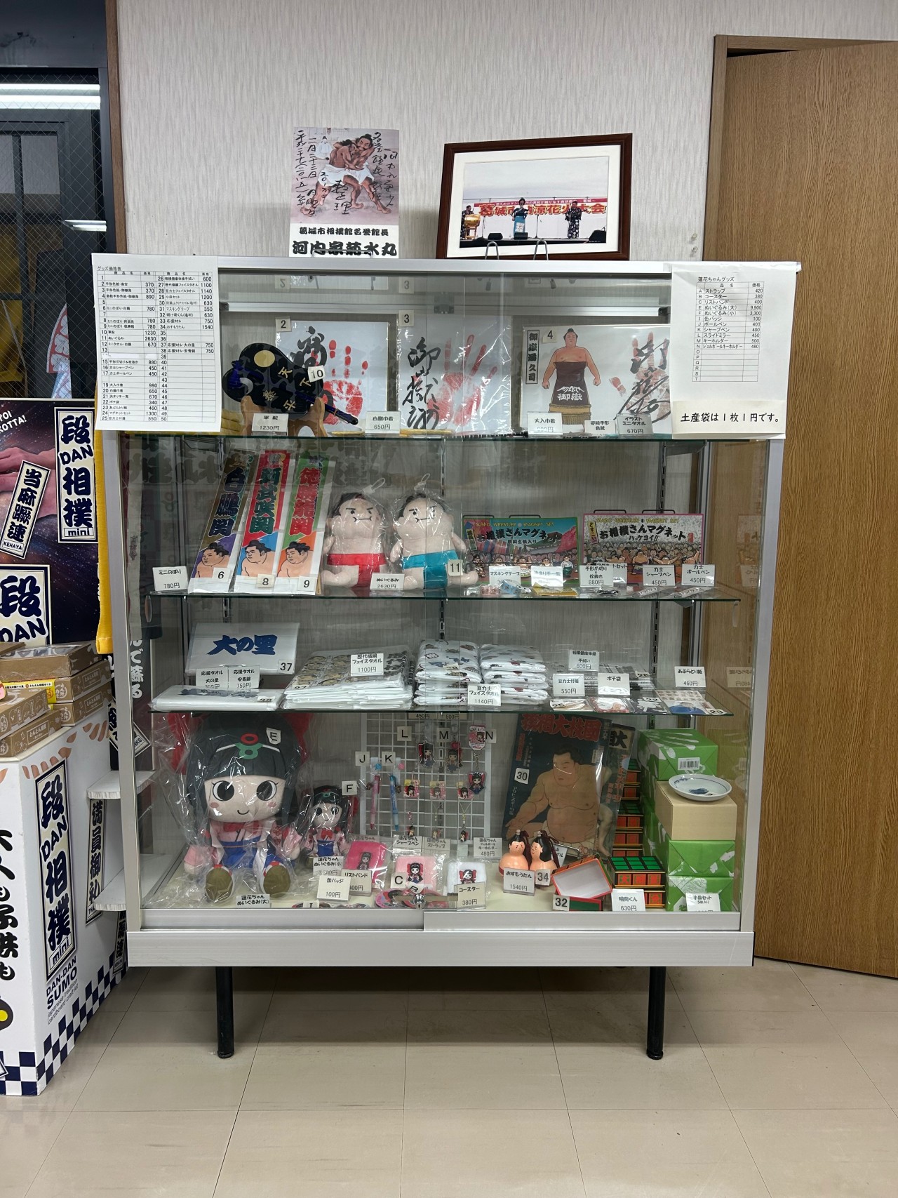グッズが陳列されたショーケース