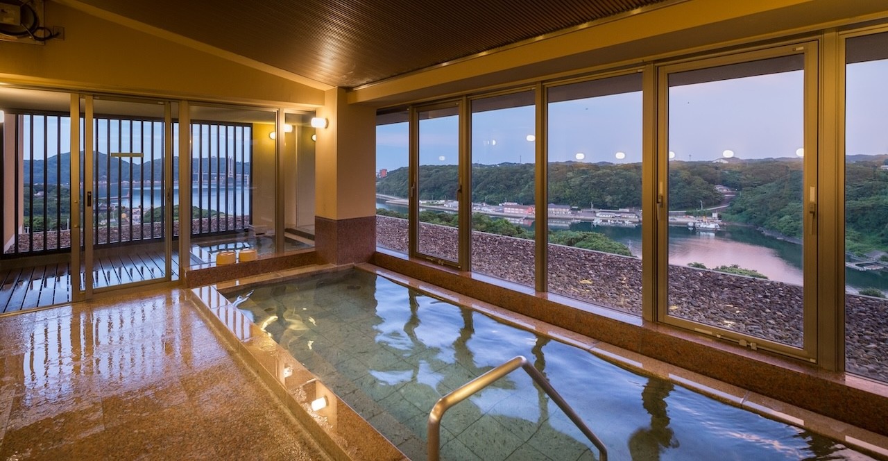 観光ホテル 大望閣 海側全面ガラス張りの客室や展望大浴場