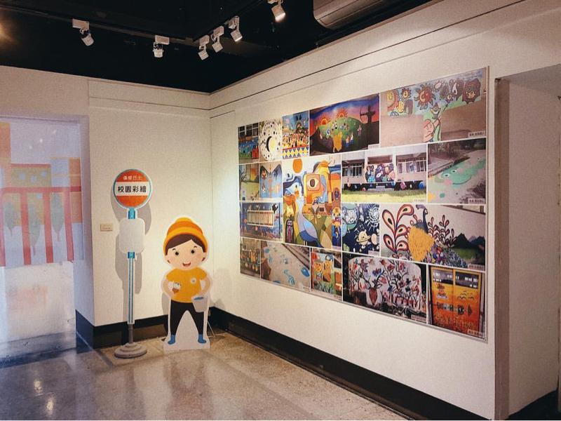 左角設計有限公司 - 教育部大專青年偏鄉藝術教育工作隊＿展覽照片牆＆人物公仔立牌＆主題立牌