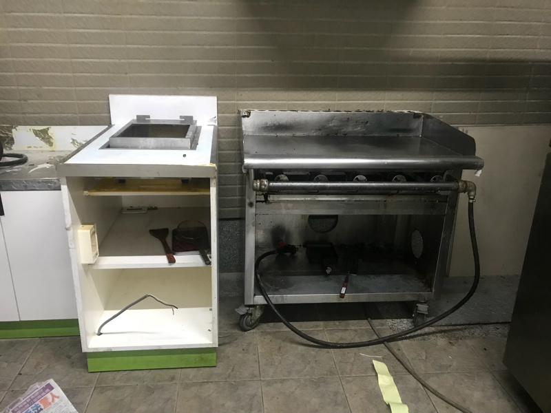 欣元環保顧問有限公司 - 施工前
餐飲類型：早午餐
業主需求：解決油煙問題
解決方案：靜電機2k+1/2hp抽風機+8寸風管