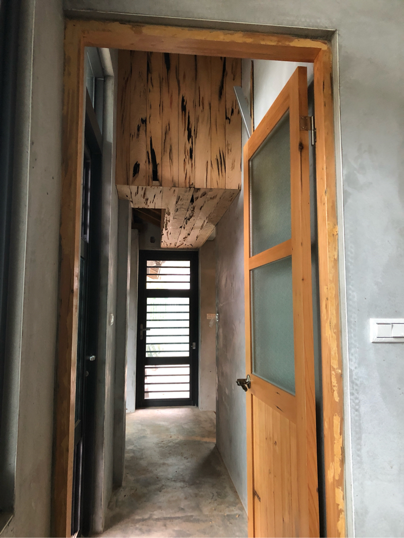 指間音像設計整合有限公司 - 吉安菸樓私宅改建
屋主買了這間位於花蓮吉安的一間老菸樓，對自己買的房子當然有許多設計上的想像，而自己也收藏許多老木頭，都是日本時代舊房舍拆下，想一併放進自己這次的老屋改建當著中。
屋主告訴我，在我到之前他已經找了一個建築師和四組木作分別看過，但建築師希望他打掉重蓋，而木作看到大木作和其他不單純的木工項目，每個都打退堂鼓。所以他相當訝異我願意留下來做。
「若是別人就可以做的，你還找我做什麼」我對屋主這麼說，一直以來我希望給的都不僅僅是把房子蓋好或是裝潢做好，我希望的是屋主有屋主的想法，而我只是從一個有現實經