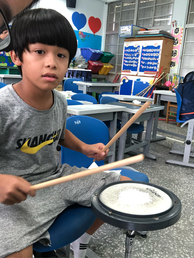 許閔翔撃樂工作室 - 教授國小三年級學生,學習小鼓基本演奏技巧。 許閔翔撃樂工作室 - 教授國小三年級學生,學習小鼓基本演奏技巧。