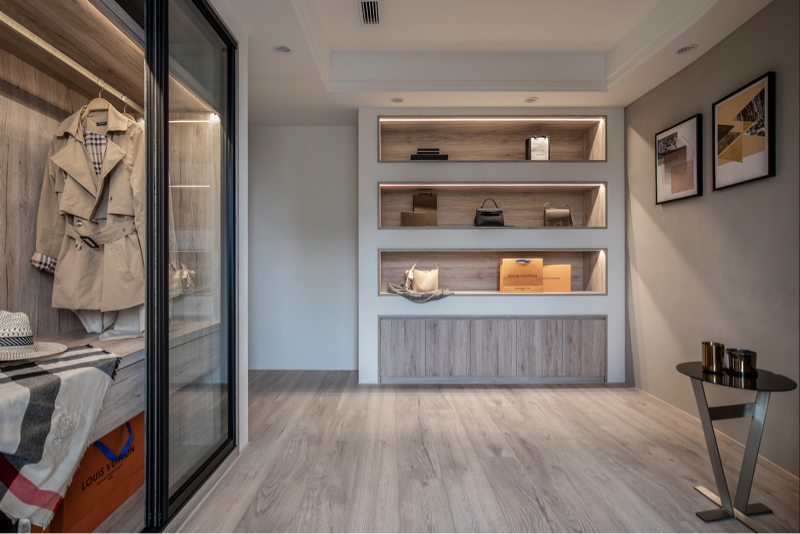 未來藝術空間設計 - 崁入式橫向展示櫃及放射式柔和光線，高貴展現每個女生最美的包物。