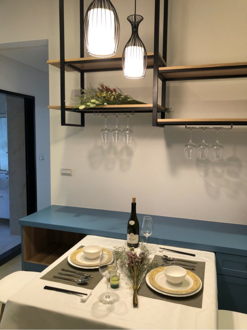 原光空間設計有限公司 - 以開放式的的格局配置，納入客廳、餐廳，營造更寬敞的空間視感和流暢動線，餐桌的部分也加入收納空間，讓客人來訪時有更多的使用空間。
