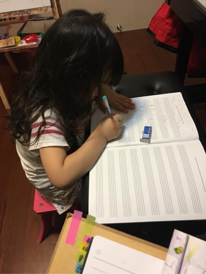 奇異果老師音樂工作室 - 大班孩子在寫樂理，很認真：）