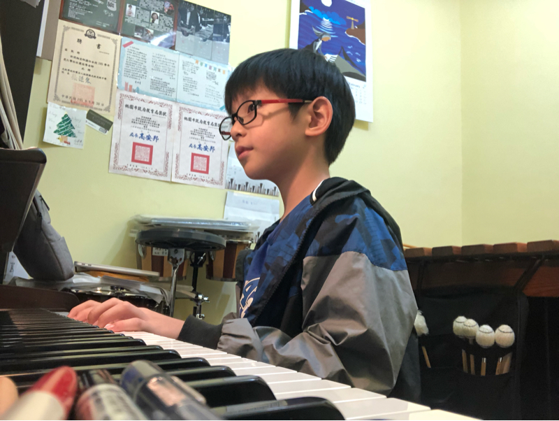許閔翔撃樂工作室 - 鋼琴學生上課側拍。 許閔翔撃樂工作室 - 鋼琴學生上課側拍。