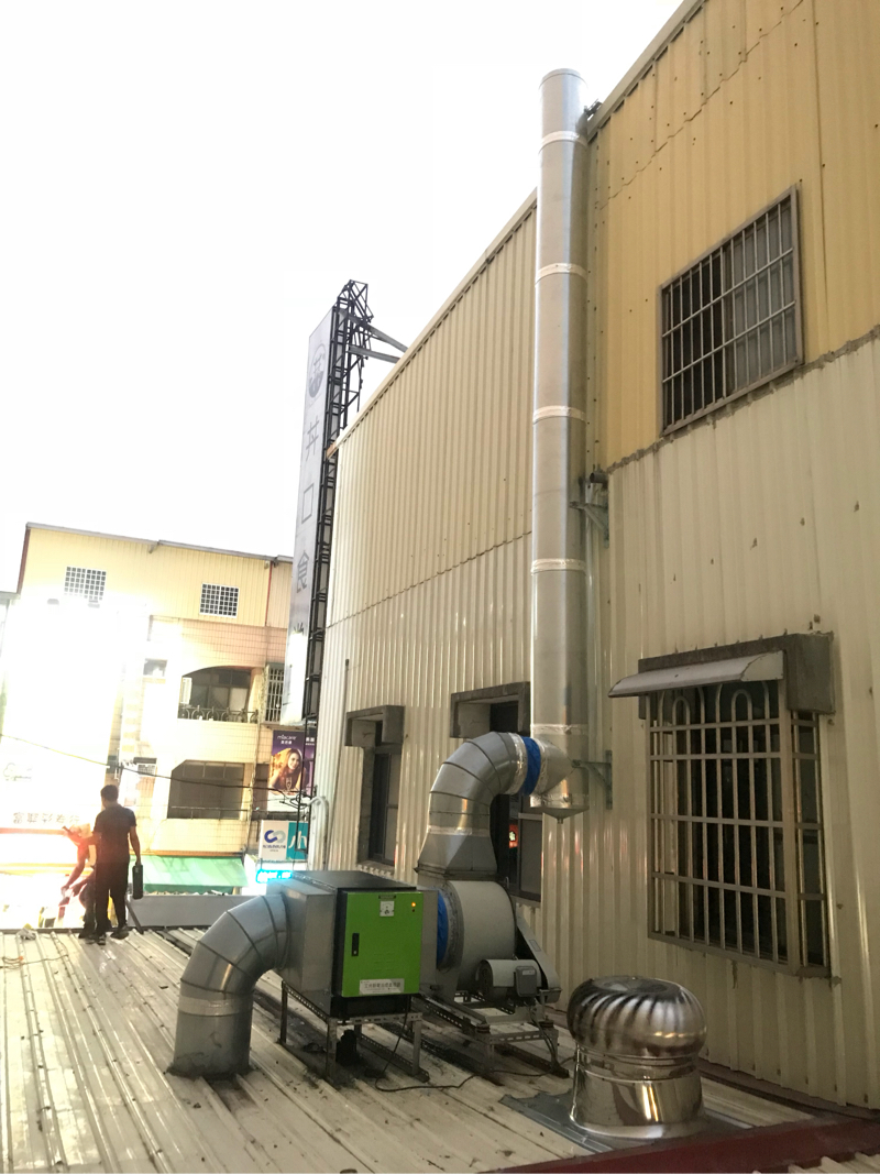 欣元環保顧問有限公司 - 施工前
餐飲類型：燒肉飯
業主問題：風車聲音大擾到鄰居+油煙過濾設備老舊
解決方案：更換靜電機3k+消音箱