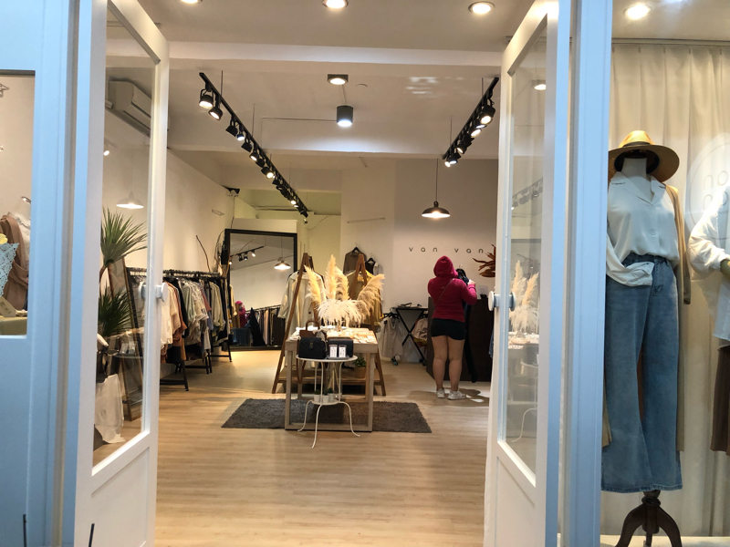 墨師坊室內裝修設計有限公司 - 中原三和二街店面展示空間清新輕工業風