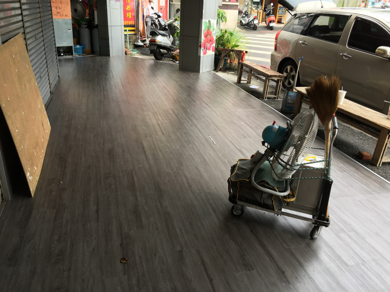 芯芯窗簾 - 塑膠地板