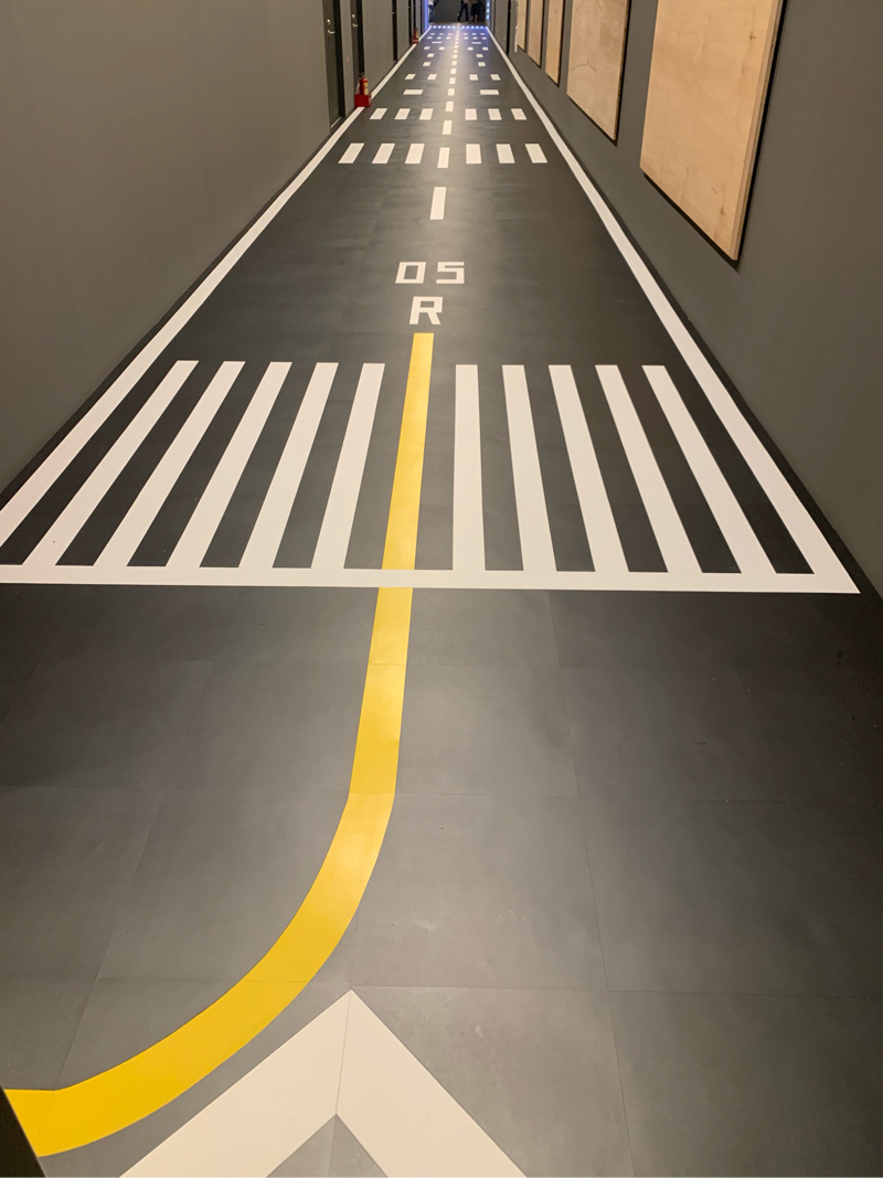 呂先生 - 模擬機場跑道 地磚鋪設