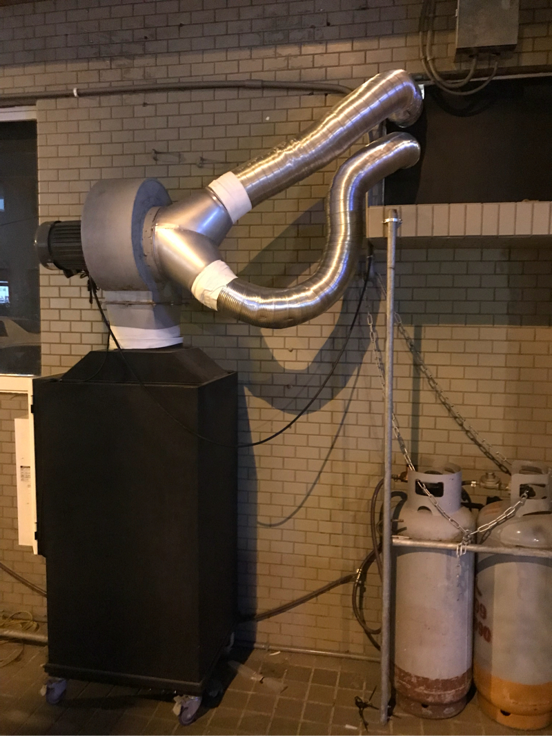 欣元環保顧問有限公司 - 施工前
餐飲類型：輕食夜宵
業主需求：加裝一台煙罩 連接到同一過濾設備
解決方法：用特殊風管將風管合二為一