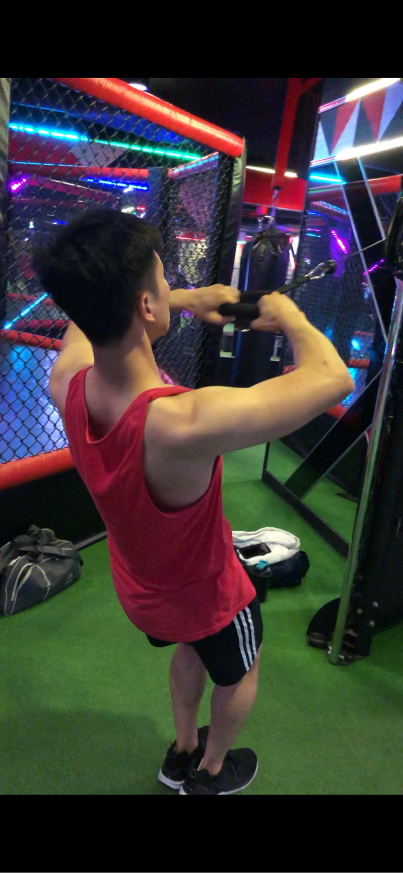 陳兄 - 後三角肌加背肌