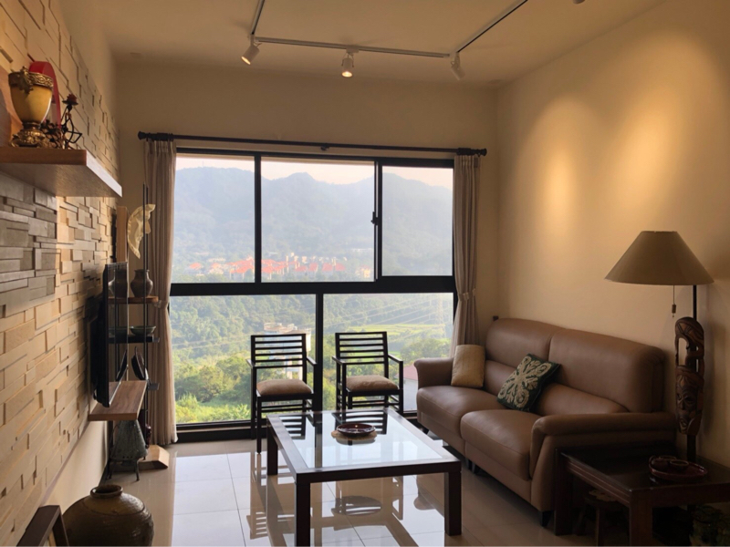 原光空間設計有限公司 - 屋主喜愛收藏富有古樸感的東西，藉由收藏品及光線營造出中國風的氛圍。