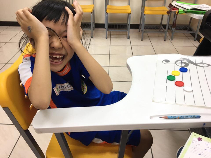 奇異果老師音樂工作室 - 剛學鋼琴的孩子，正在認識七個音樂小精靈的位置（排譜與識譜）