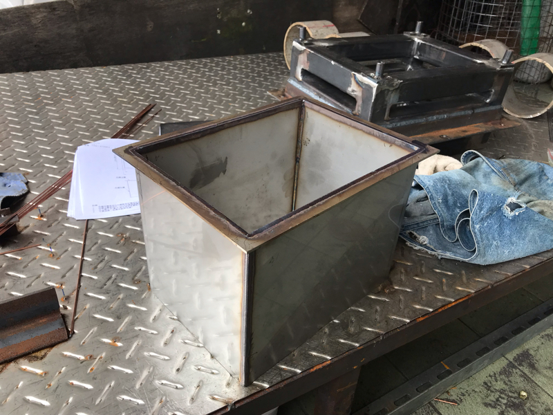 鴻華機械張先生 - 客製化白鐵水箱
全氬焊手工焊接