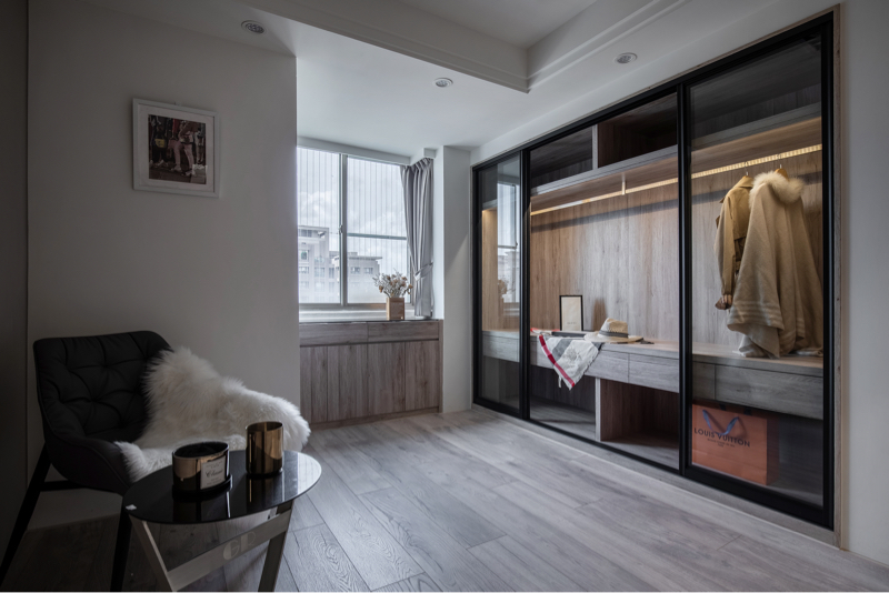 未來藝術空間設計 - 更衣間開放式衣櫃結合鐵件透明玻璃門片及內部光線調節，完美結合美感、防塵、共能性於一式。