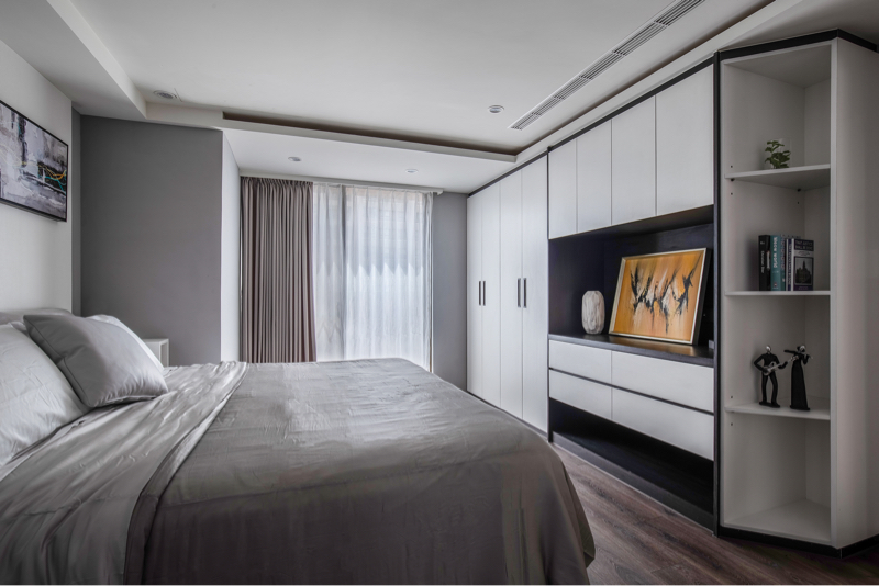 未來藝術空間設計 - 臥室深木紋地板搭上白色簡約設計，更能營造舒適的休息環境。