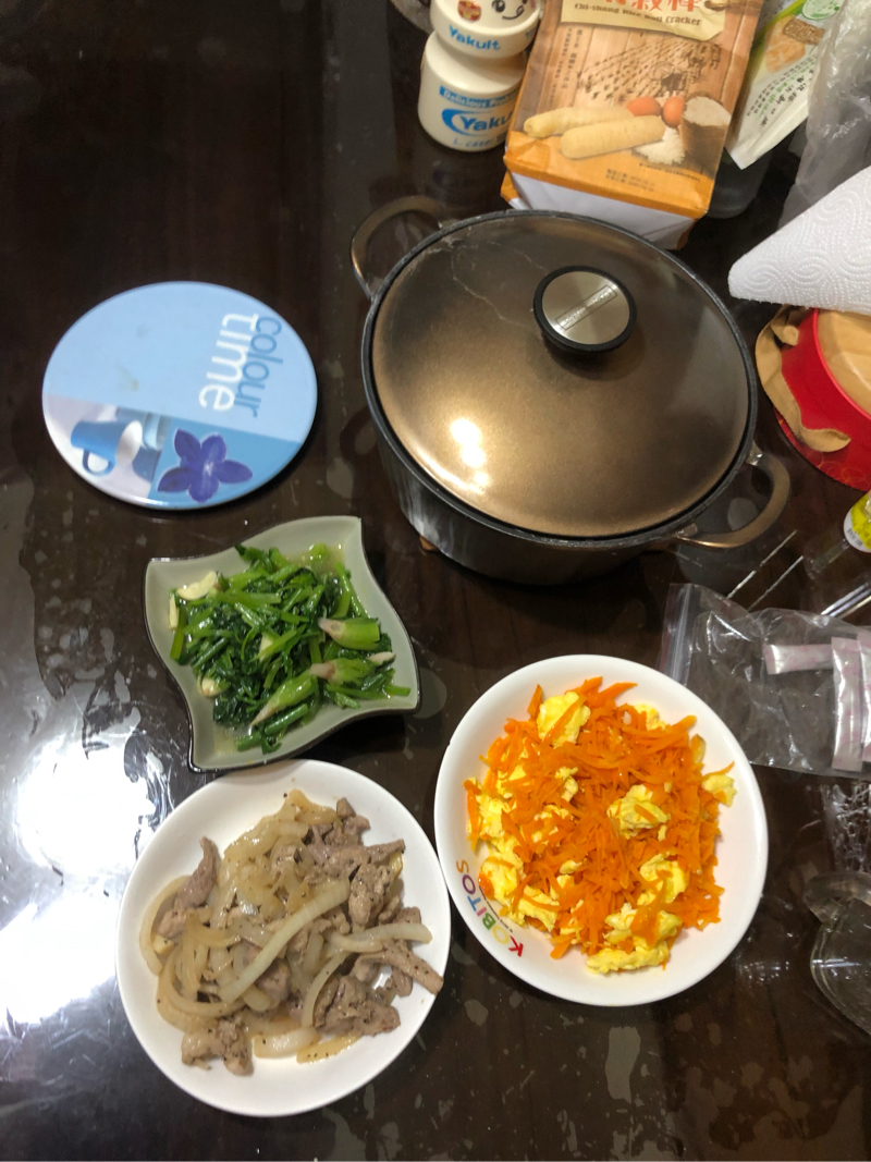 陳一心 - 早餐
蘿蔔炒蛋、洋蔥肉絲、蒜炒菠菜 白粥
