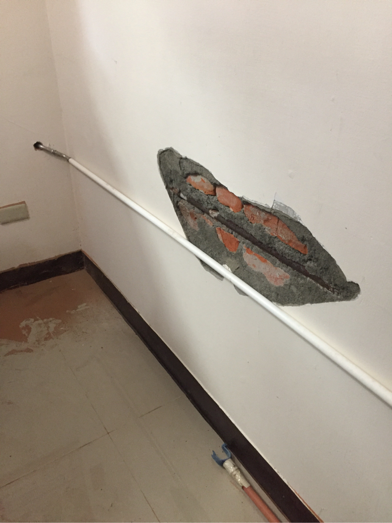 一心水電空調 - 熱水管破裂，配明管