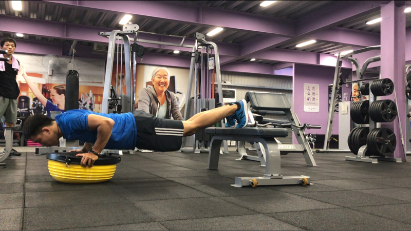 張賴譽/尼克 運動表現教練 - Bosu push up