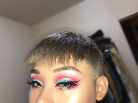 提供新娘妝容服務的專家無