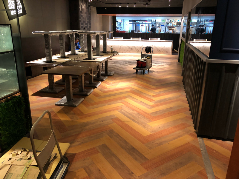 鼎騏興業有限公司 窗廉 壁紙 朔膠地磚 地毯 - 3色地板 人字貼跳色