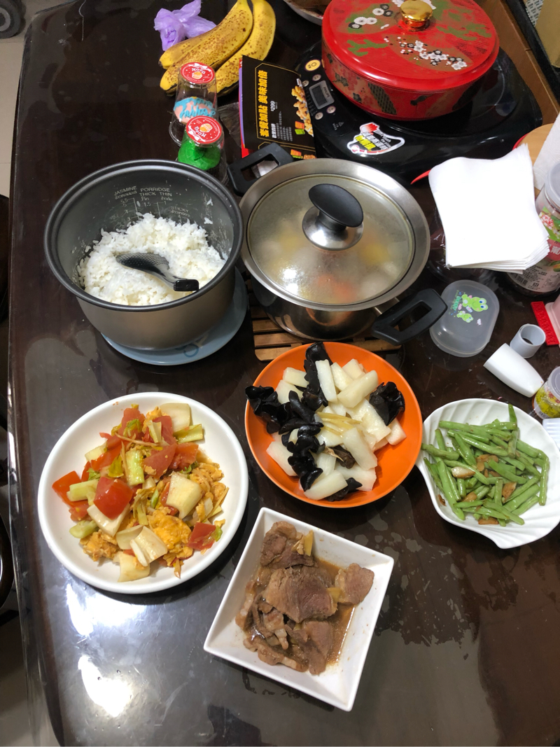 陳一心 - 午餐
番茄芹菜炒蛋、山藥薑絲木耳、四季豆 例湯