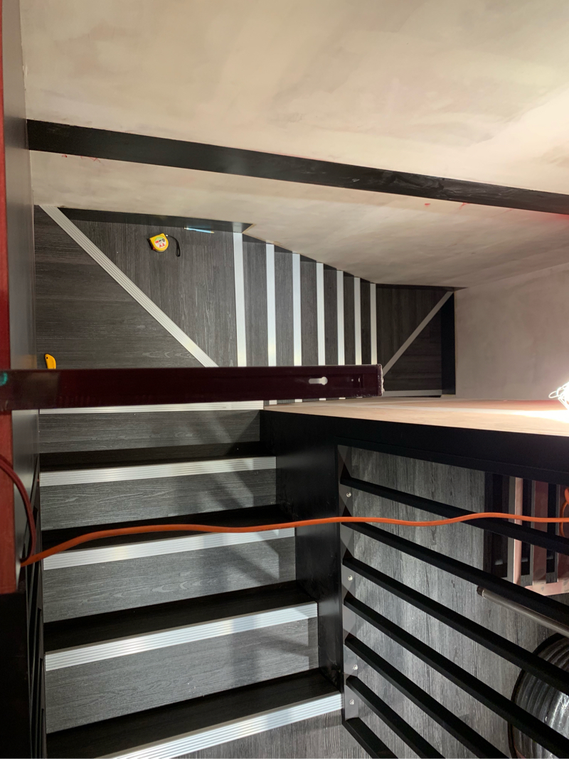 呂先生 - 樓梯鋪設