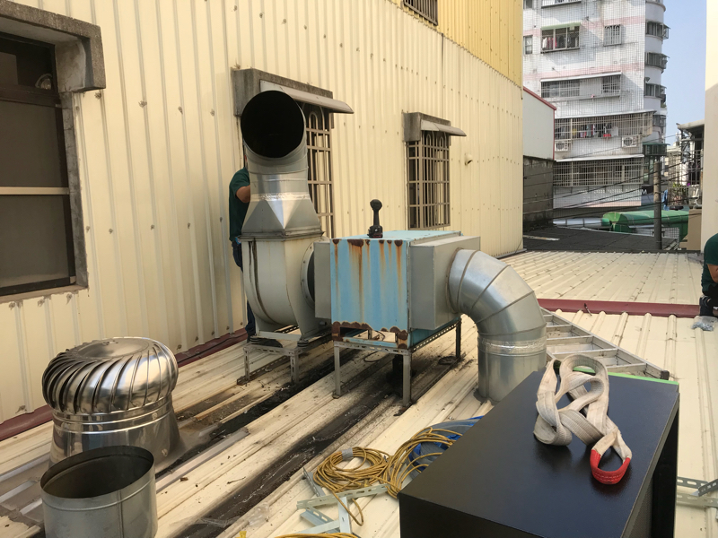 欣元環保顧問有限公司 - 施工前
餐飲類型：燒肉飯
業主問題：風車聲音大擾到鄰居+油煙過濾設備老舊
解決方案：更換靜電機3k+消音箱