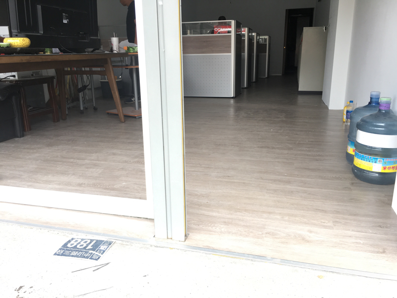 芯芯窗簾 - 地板