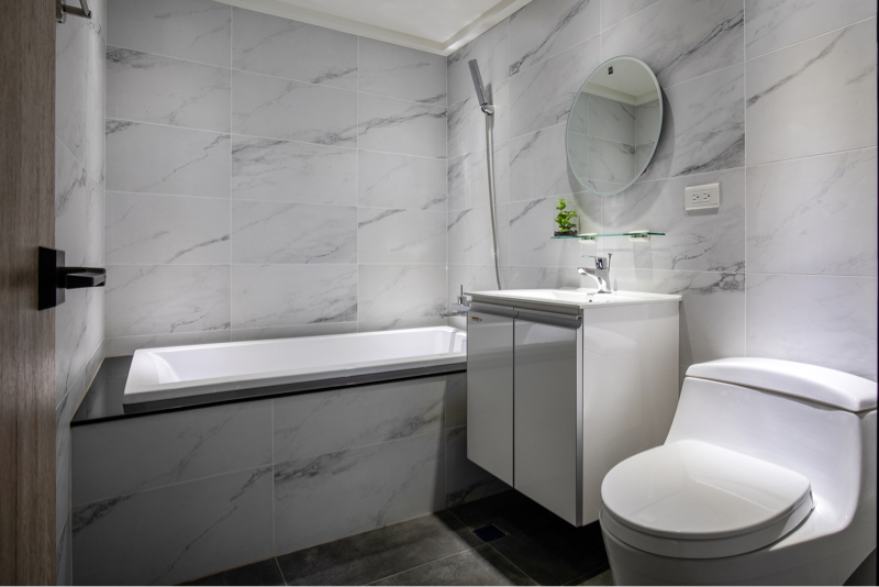 未來藝術空間設計 - 白色簡潔大理石紋面磚，更能呈現乾淨潔白純淨的衛浴空間。