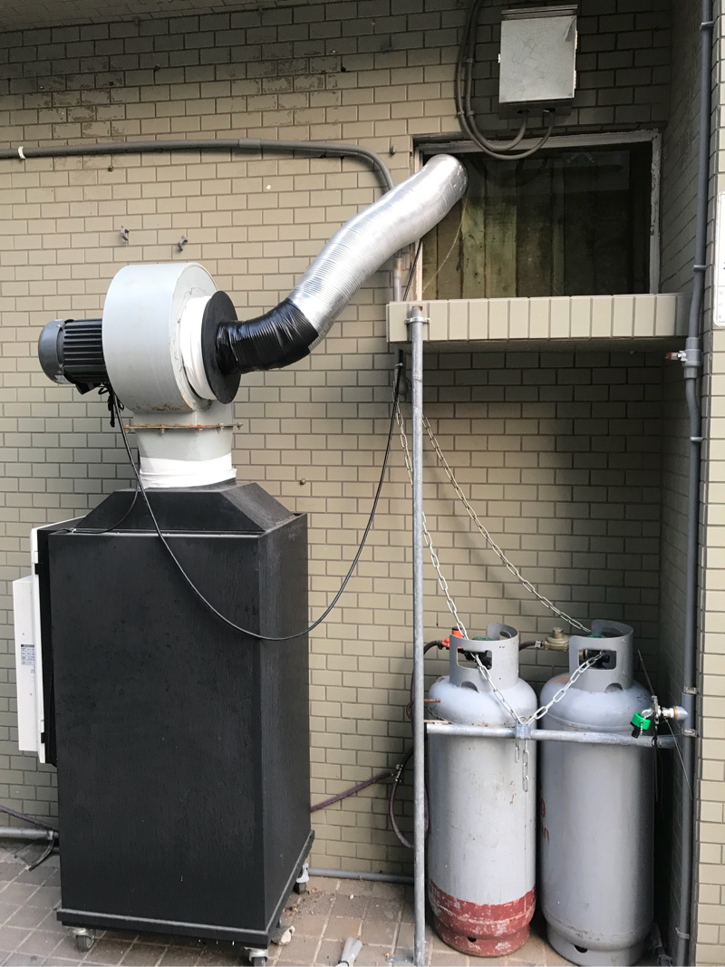 欣元環保顧問有限公司 - 施工前
餐飲類型：輕食夜宵
業主需求：加裝一台煙罩 連接到同一過濾設備
解決方法：用特殊風管將風管合二為一