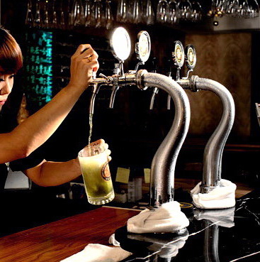 京采空間設計 - 宜蘭 麥田現釀啤酒屋 - 板橋店
面積 : 45坪(有效使用)
座位:50人
風格 : 鄉村復古
特色 : 飛鏢遊戲主題區 / 覆合式餐飲規劃 ( 帶入運動型啤酒屋熱潮 )
設計語彙 : 黑雲石吧檯 / 實木雕花屏風 / 區域麥穗透光屏牆 / 訂製高腳鋼管椅 / 包廂環場皮革沙發 / 古典壁燈 / 文化石 / 石頭漆 / 進口古典壁紙 / 灰鏡 / LED地牆洗燈
 京采空間設計 - 宜蘭 麥田現釀啤酒屋 - 板橋店
面積 : 45坪(有效使用)
座位:50人
風格 : 鄉村復古
特色 : 飛鏢遊戲主題區 / 覆合式餐飲規劃 ( 帶入運動型啤酒屋熱潮 )
設計語彙 : 黑雲石吧檯 / 實木雕花屏風 / 區域麥穗透光屏牆 / 訂製高腳鋼管椅 / 包廂環場皮革沙發 / 古典壁燈 / 文化石 / 石頭漆 / 進口古典壁紙 / 灰鏡 / LED地牆洗燈