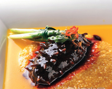 創意與傳統的火花．Shawn私廚 - 一品小米煨刺參(位上)