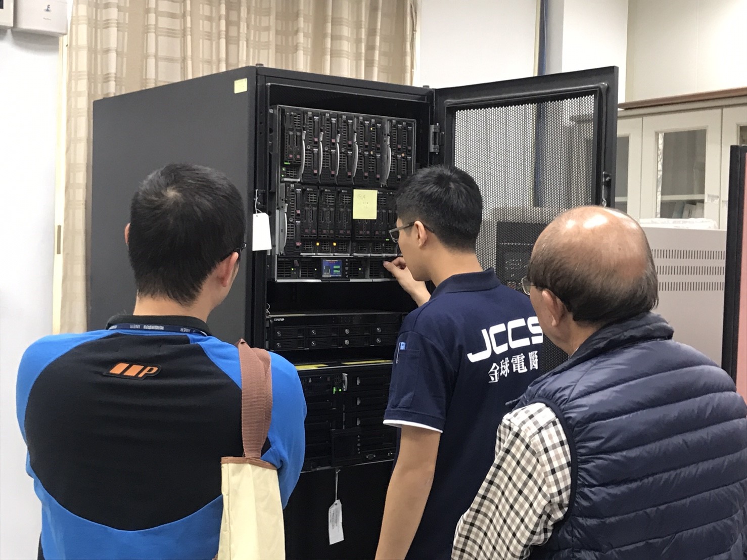 金球電腦系統有限公司 - 刀鋒伺服器運算整理，並重新規劃刀鋒運作模式增強運算速度，提高設備安全性。